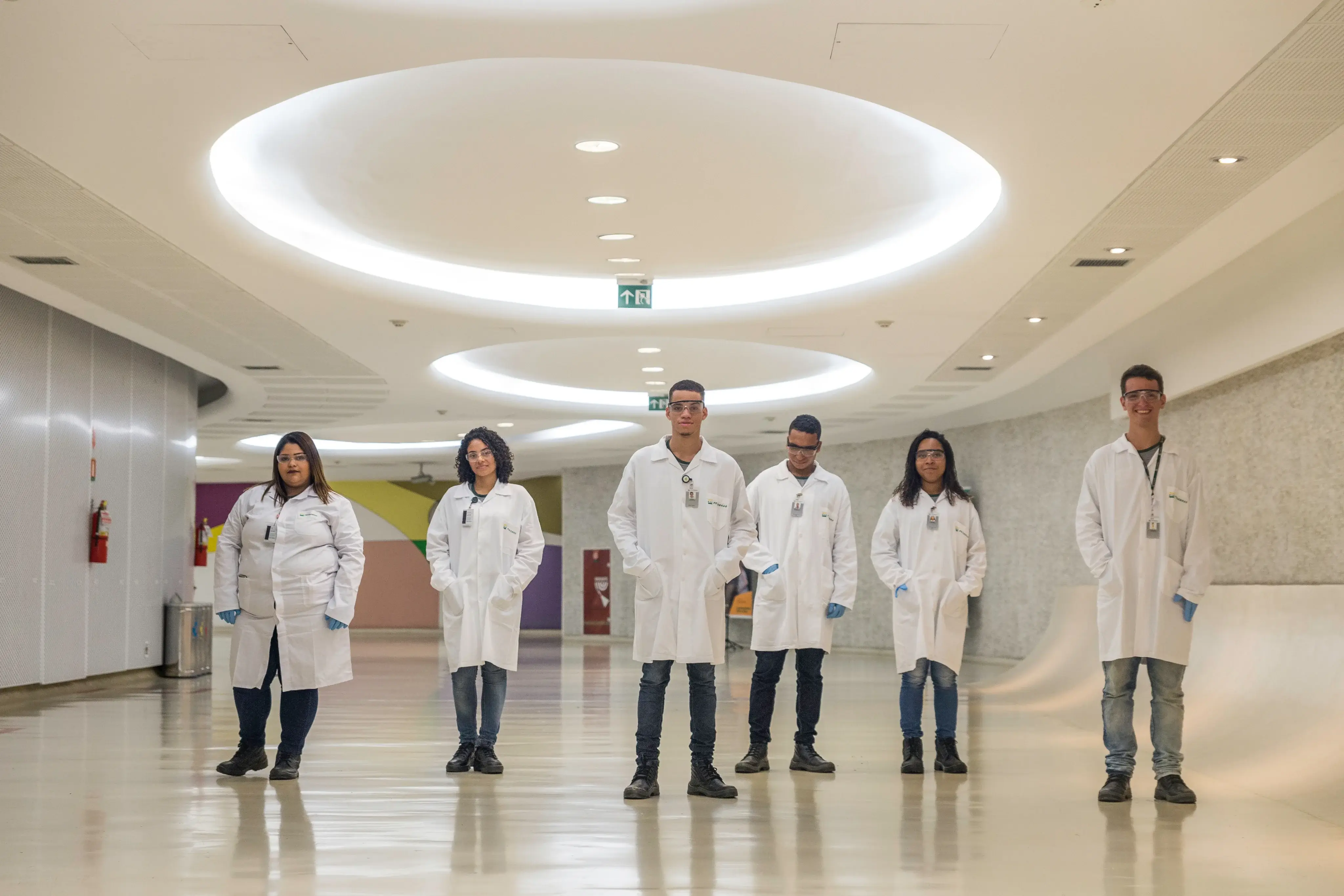 Seis cientistas da Petrobras lado a lado, de jaleco.