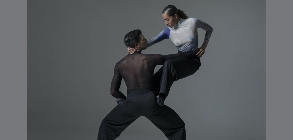 casal de bailarinos fazendo performance