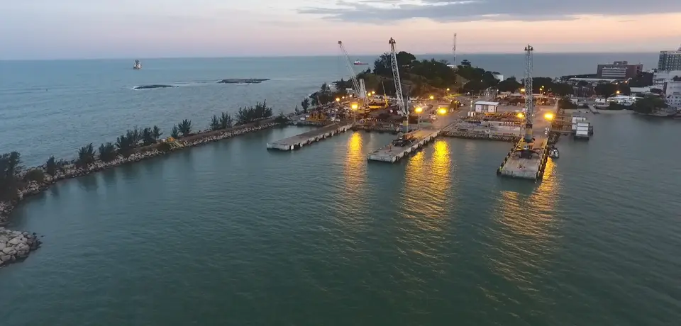 Vista dos pieres do Porto de Macaé