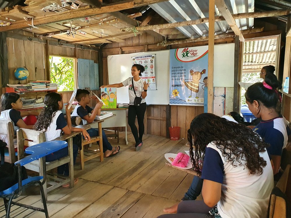Crianças atendidas pelo projeto Mobilizar e Agir em sala de aula.