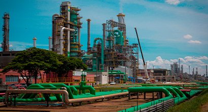 View of the Henrique Lage Refinery (Revap) in São José dos Campos, São Paulo, featuring industrial structures and green pipelines.