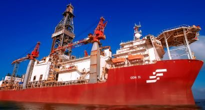 Navio-sonda da Petrobras utilizado para perfuração em águas profundas, sob céu azul.